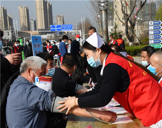 3月5日,鄄城县举行"鄄邑有礼 志愿花开"学雷锋志愿服务活动启动仪式